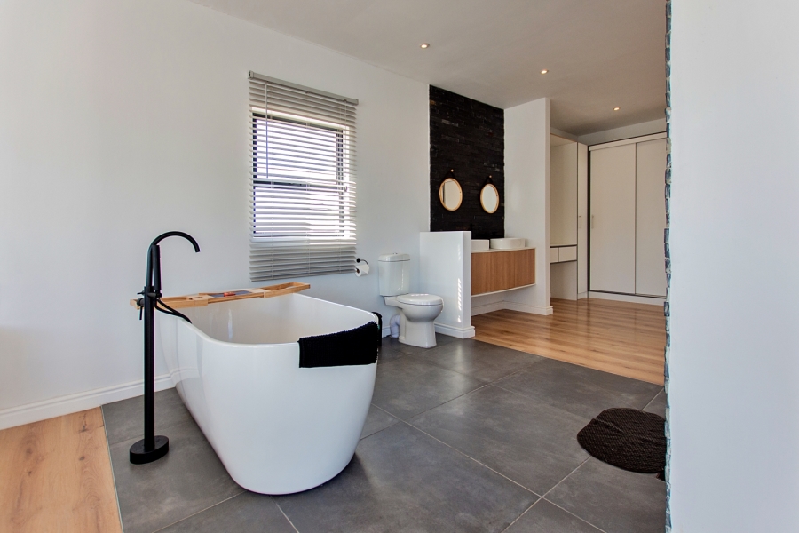 3 Bedroom Property for Sale in Sandy Point Western Cape